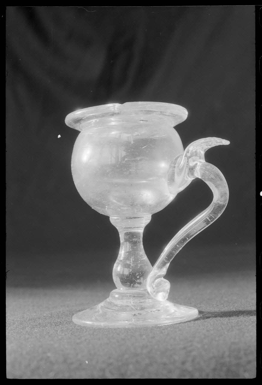 Alain Guey photographie Lampe à huile. Provenant des Alpes-Maritimes et datée du 19è siècle Ile-de-France, France 1973/4/1 Ph.1973.73.77 Photo