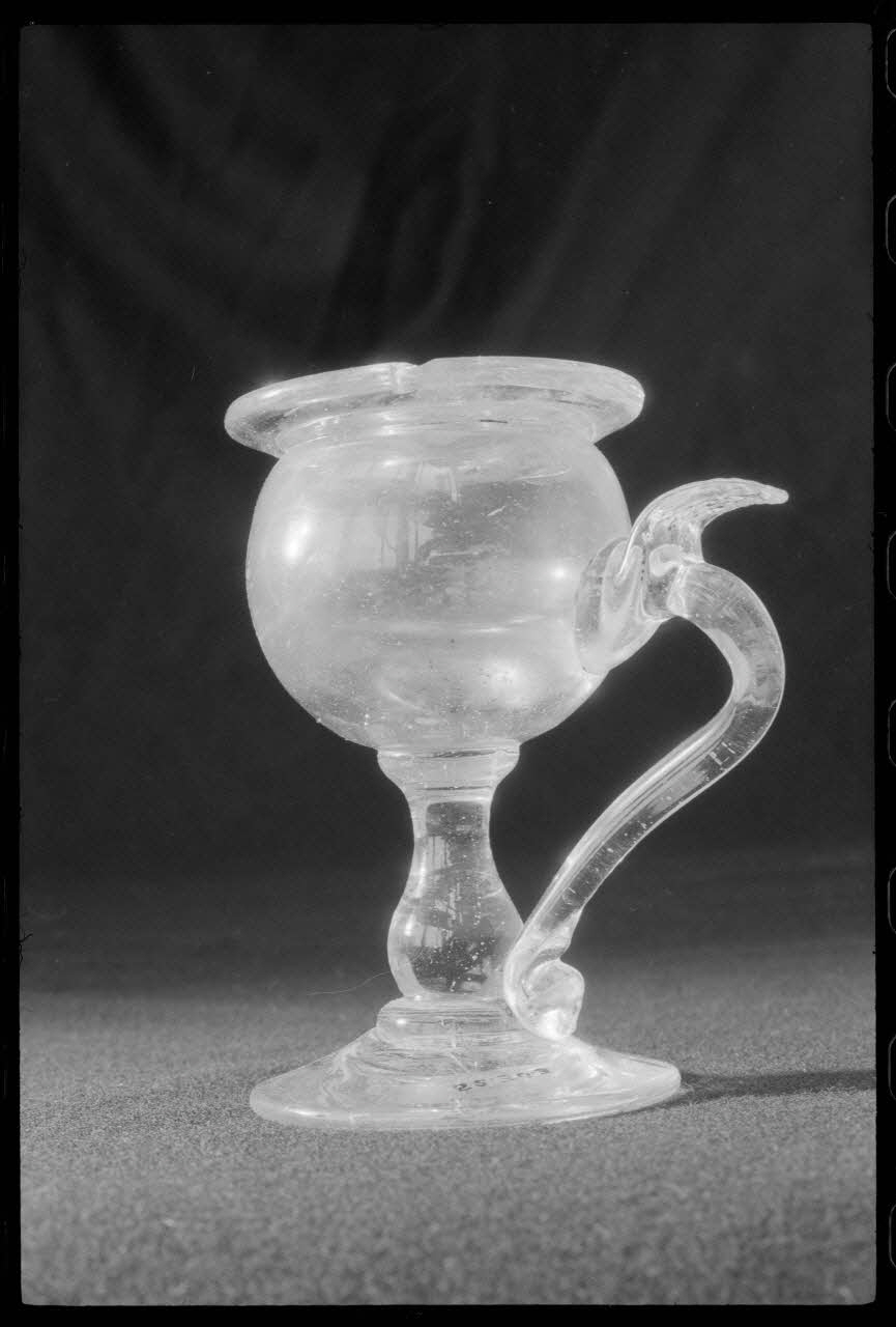 Alain Guey photographie Lampe à huile. Provenant des Alpes-Maritimes et datée du 19è siècle Ile-de-France, France 1973/4/1 Ph.1973.73.78 Photo