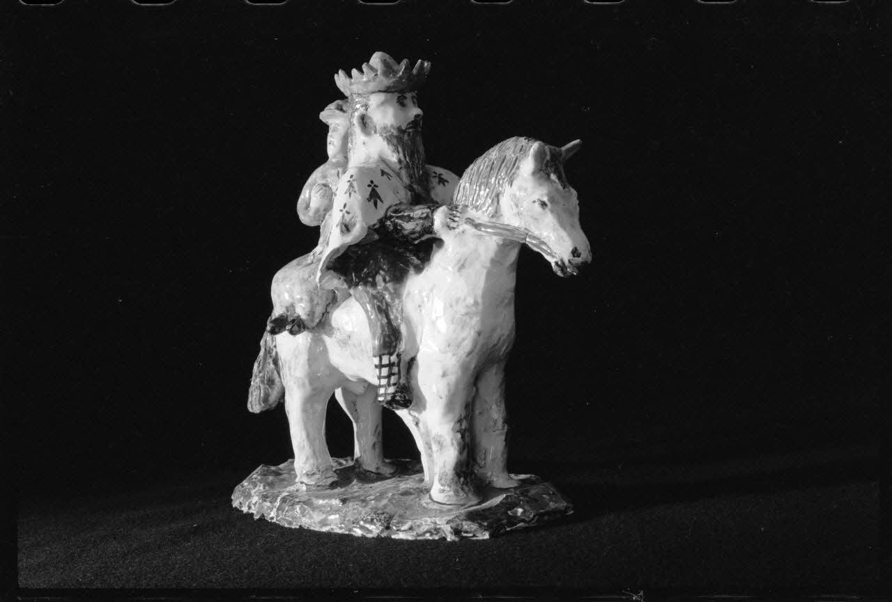 Alain Guey photographie "Le Roy d'Ys". Poterie. Provenant de Quimper (Finistère) et datée de 1934 Ile-de-France, France 1973/4/1 Ph.1973.73.80 Photo