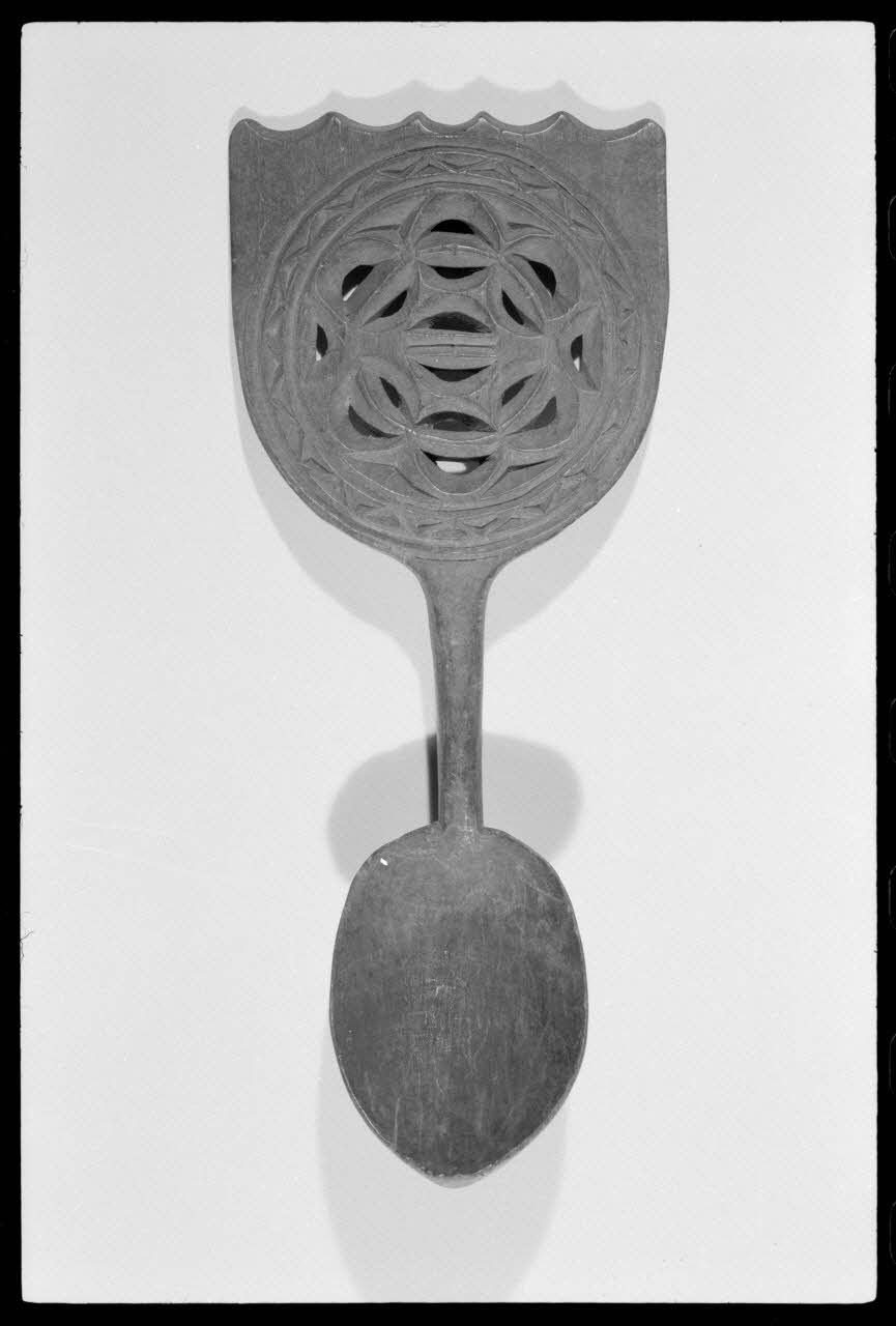 Alain Guey photographie Cuiller de fête. Provenant d'Italie et datée du 18è ou du 19è siècle Ile-de-France, France 1973/4/1 Ph.1973.73.81 Photo