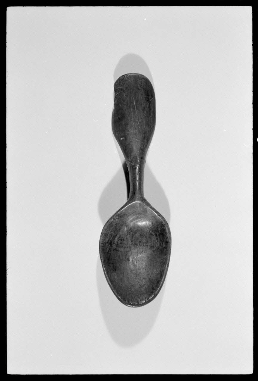 Alain Guey photographie Cuiller dite "culherou". Provenant de la vallée de Bethmale et datée du 19è siècle Ile-de-France, France 1973/4/1 Ph.1973.73.82 Photo