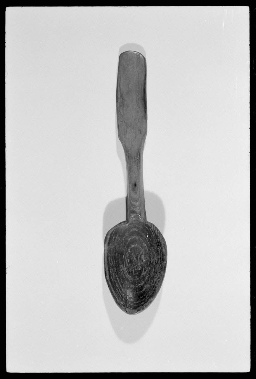 Alain Guey photographie Cuiller. Provenant de Hennebont (Morbihan) et datée du 19è siècle Ile-de-France, France 1973/4/1 Ph.1973.73.87 Photo