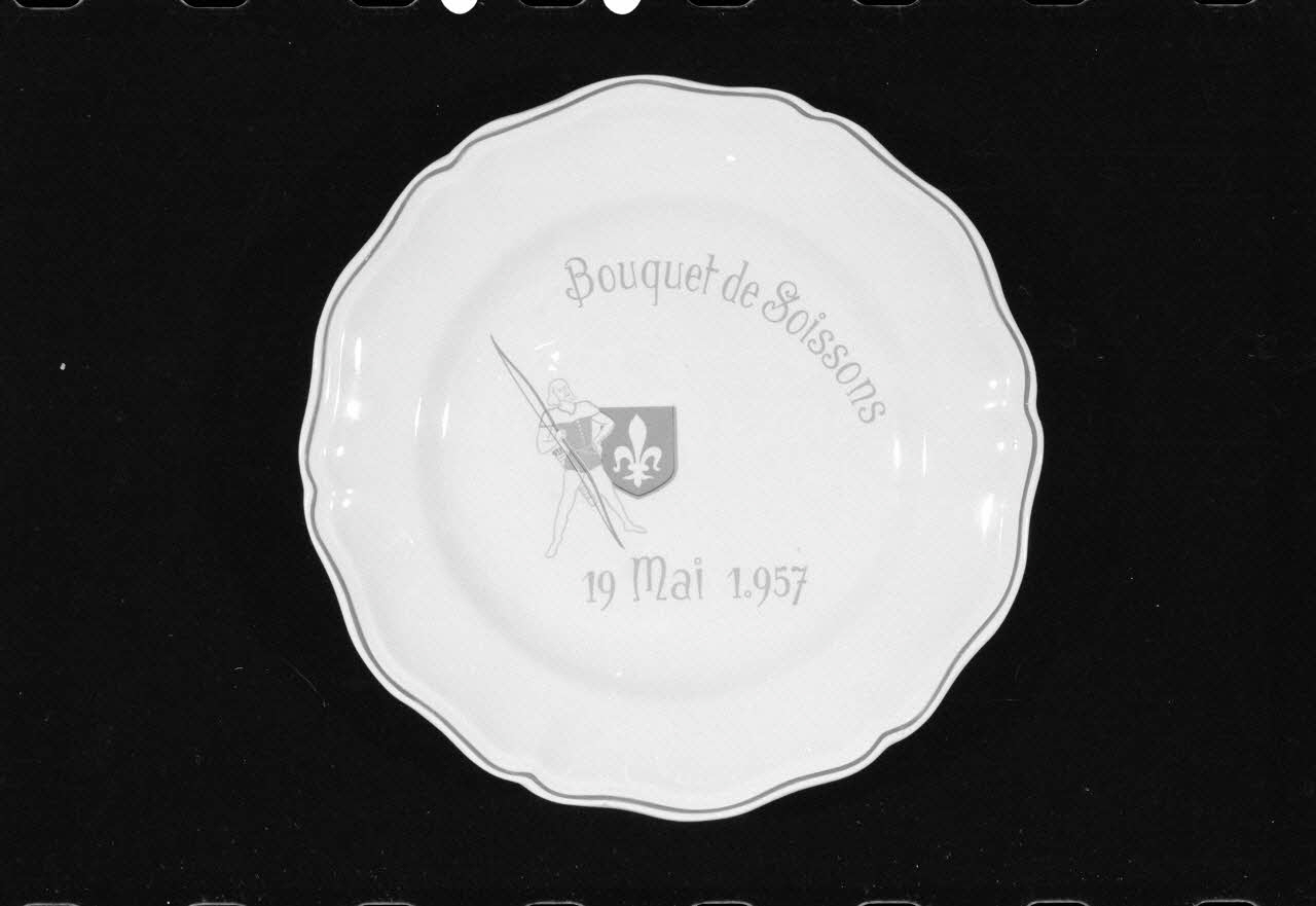Alain Guey photographie Assiette plate en faïence peinte. Provient de Sarreguemines (Moselle). Daté de 1957 Ile-de-France, France 1973/6/12 Ph.1973.89.103 Photo