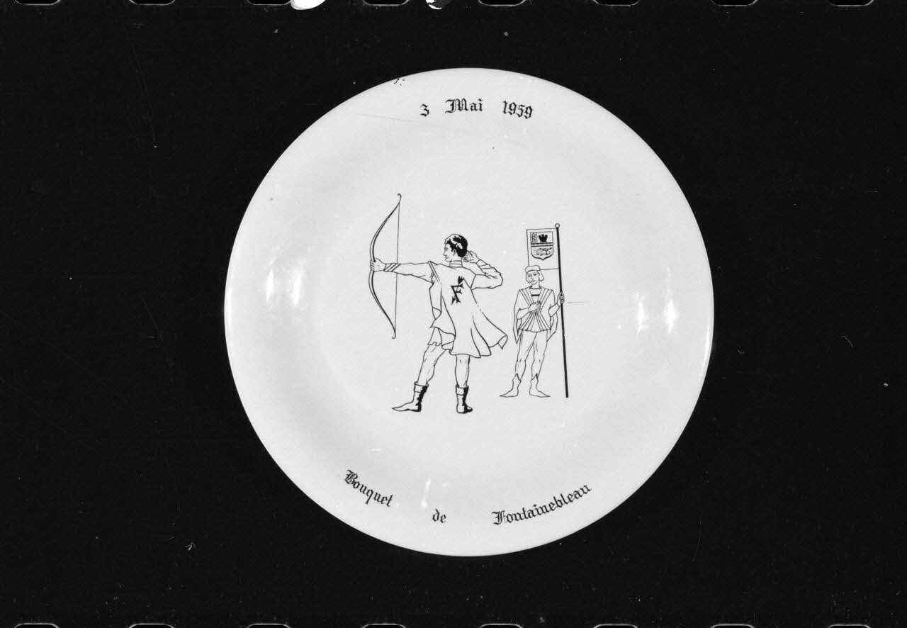 Alain Guey photographie Assiette plate en faïence décorée au pinceau. Provient de Saint-Mier-le-Grand-Rivière-le-fort. Daté de 1959 Ile-de-France, France 1973/6/12 Ph.1973.89.109 Photo