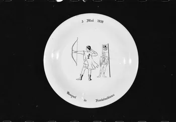 Alain Guey photographie Assiette plate en faïence décorée au pinceau. Provient de Saint-Mier-le-Grand-Rivière-le-fort. Daté de 1959 Ile-de-France, France 1973/6/12 Ph.1973.89.109 Photo