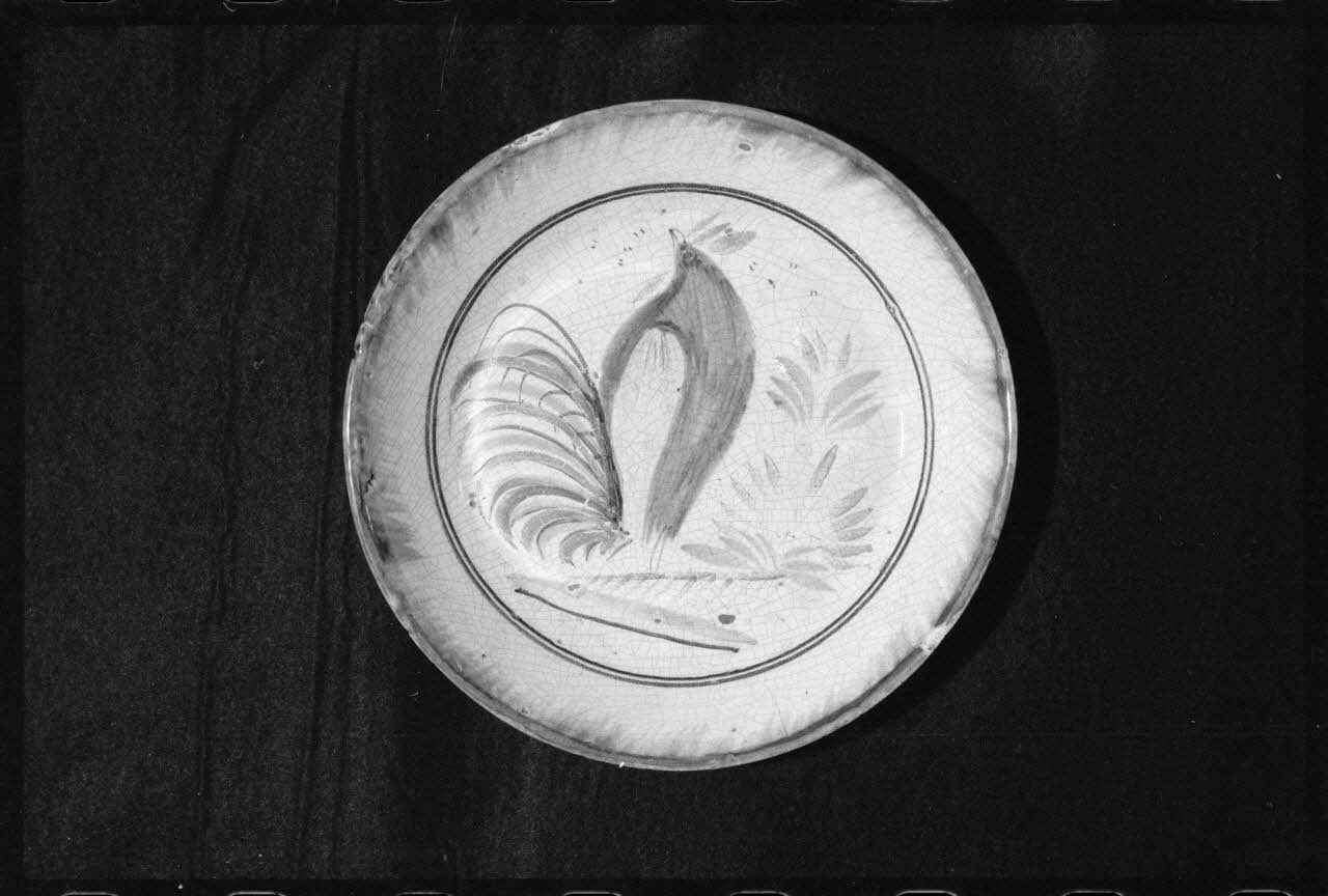 Alain Guey photographie Assiette creuse en faïence émaillé de Quimper. Datée de la fin 19è siècle Ile-de-France, France 1973/5/1 Ph.1973.89.11 Photo