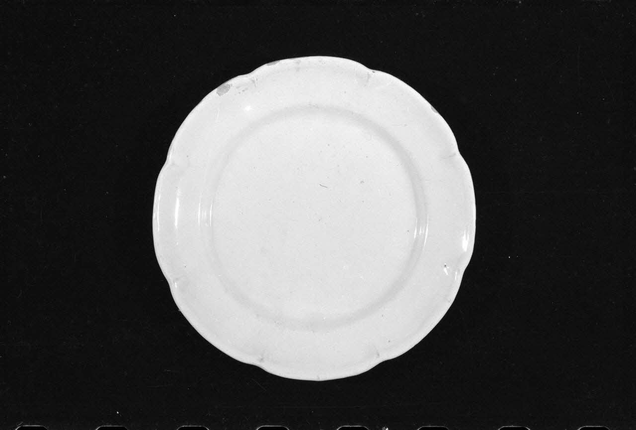 Alain Guey photographie Assiette plate en faïence émaillée datée du 19è siècle. Provient de Moustier (Bases-Alpes) Ile-de-France, France 1973/6/12 Ph.1973.89.114 Photo