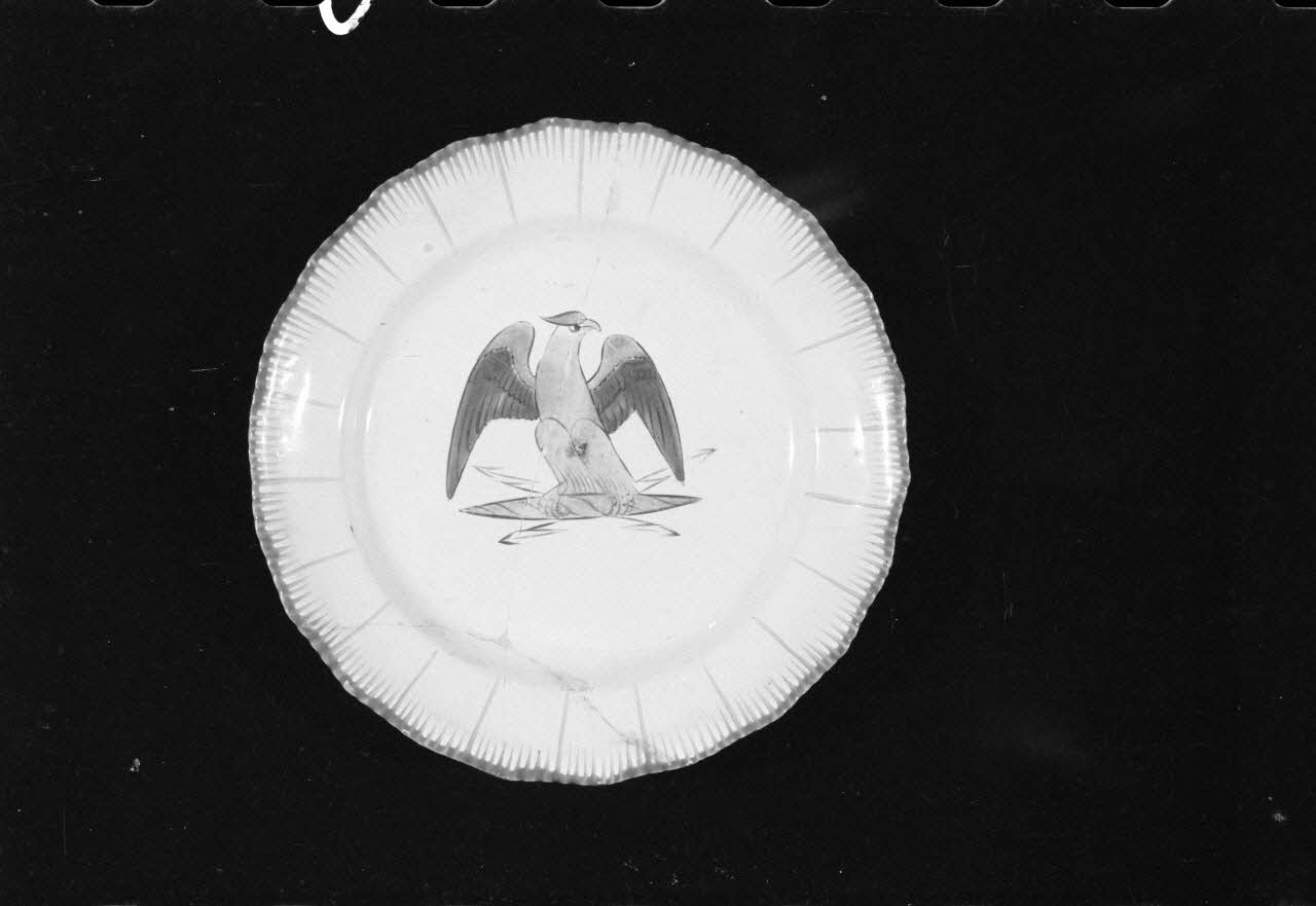 Alain Guey photographie Assiette plate en faïence à décor peint datée du 19è siècle. Provient de Choisy-le-Roi (Val de Marne) Ile-de-France, France 1973/6/12 Ph.1973.89.116 Photo