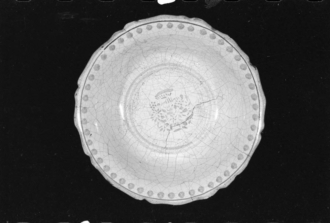 Alain Guey photographie Assiette plate en faïence à décor peint datée du 19è siècle Ile-de-France, France 1973/6/12 Ph.1973.89.117 Photo