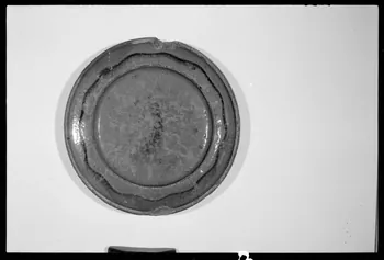 Alain Guey photographie Plat creux en faïence à décor peint datée du 19è siècle Ile-de-France, France 1973/6/12 Ph.1973.89.118 Photo