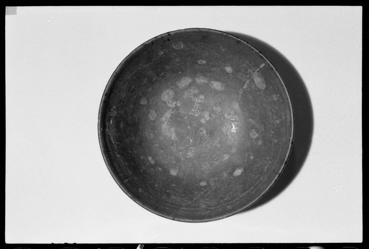 Alain Guey photographie Saladier en terre vernissée. Datée du 19è siècle. Provient de Villar d'Avène (Hautes-Alpes) Ile-de-France, France 1973/5/1 Ph.1973.89.12 Photo