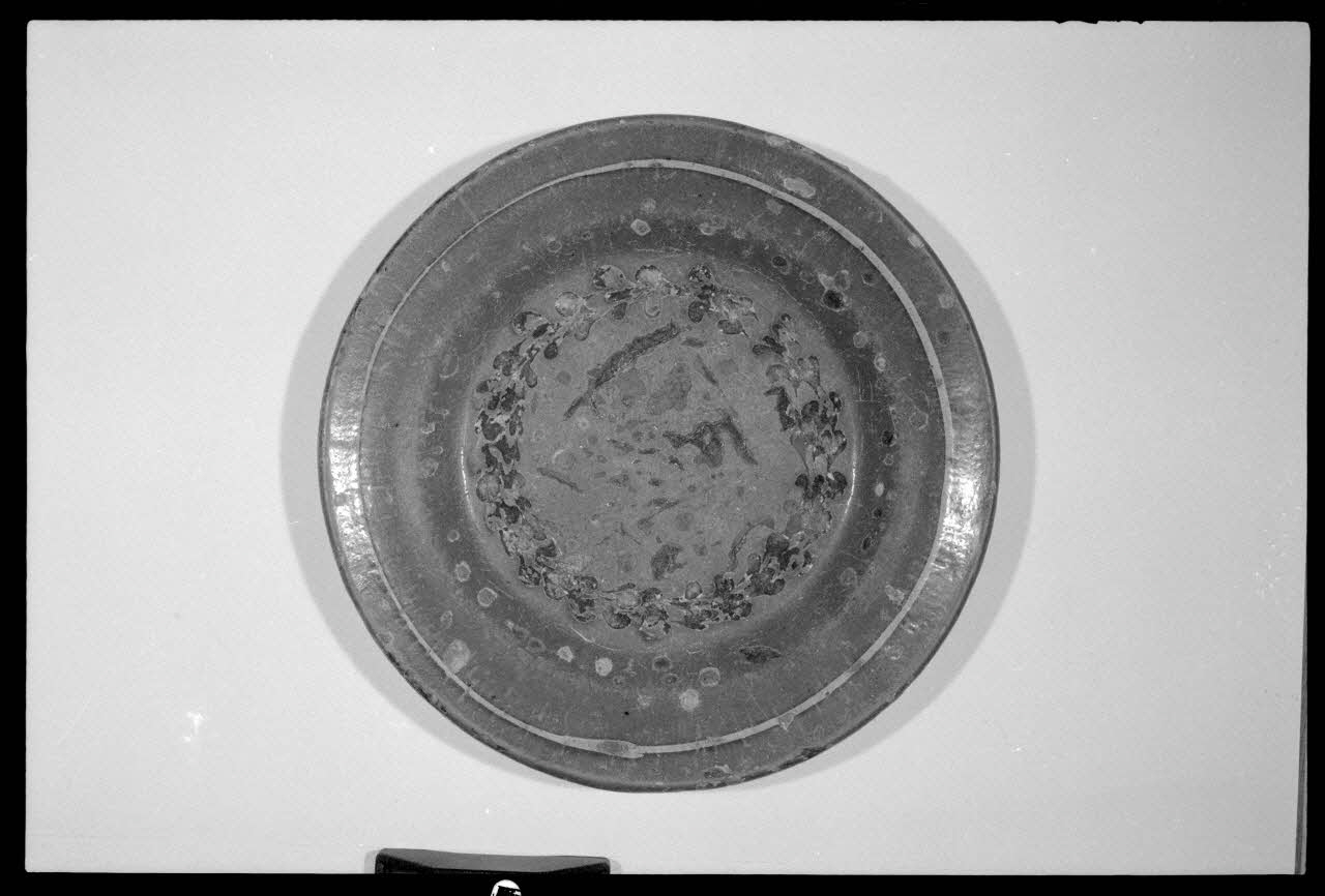 Alain Guey photographie Assiette plate en terre vernissée daté du 19è siècle Ile-de-France, France 1973/6/12 Ph.1973.89.122 Photo