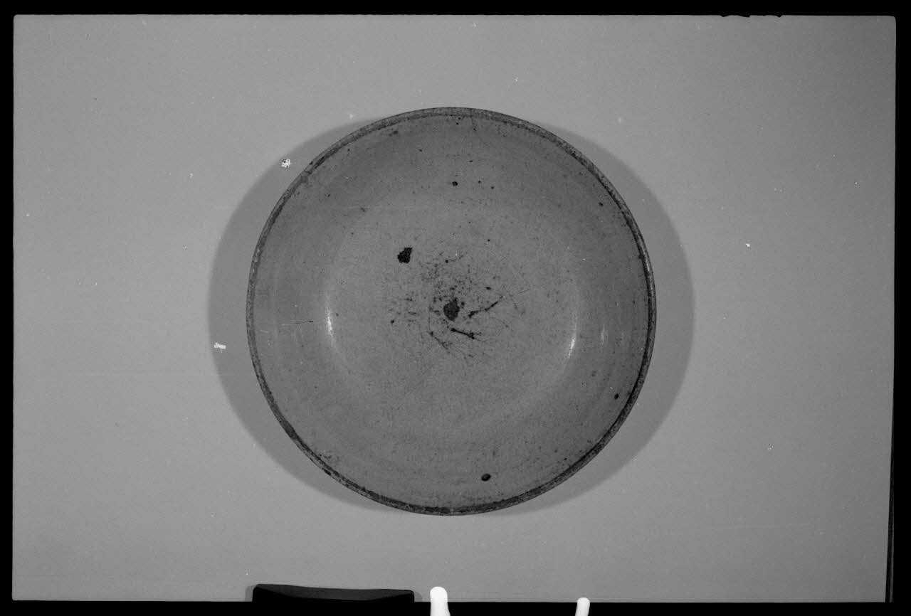 Alain Guey photographie Assiette calotte en terre émaillée daté du 19è siècle Ile-de-France, France 1973/6/12 Ph.1973.89.124 Photo