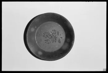 Alain Guey photographie Assiette calotte en terre vernissée. Provient d'Archingeay (Charente-Maritime). Datée du 19è siècle Ile-de-France, France 1973/5/1 Ph.1973.89.13 Photo