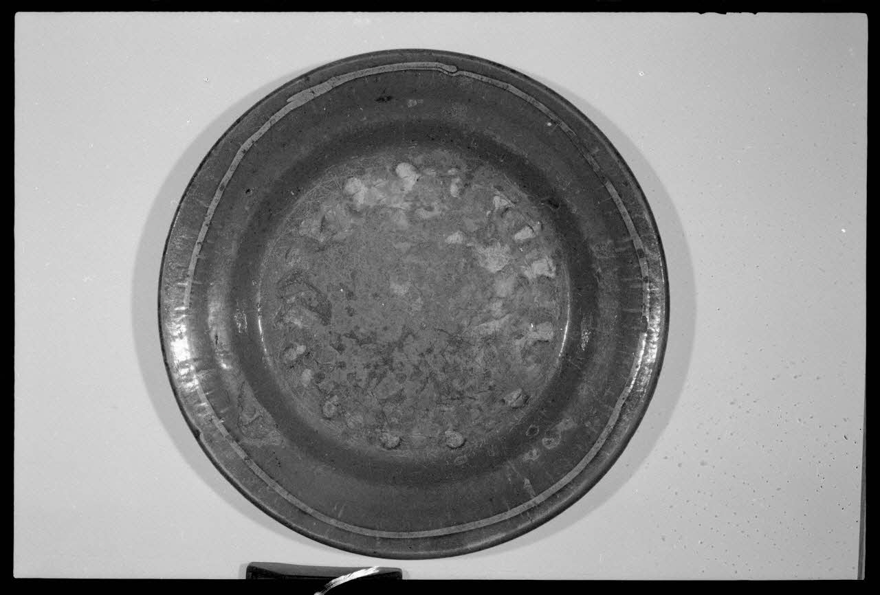 Alain Guey photographie Plat rond en terre vernissée datée du 19è siècle. Provient de Leroux (Puy-de-Dôme) Ile-de-France, France 1973/6/12 Ph.1973.89.130 Photo