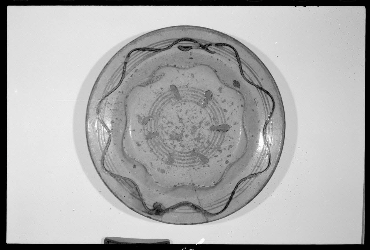 Alain Guey photographie Plat rond en terre vernissée datée du 19è siècle. Provient de Pont-du-Château (Puy-de-Dôme) Ile-de-France, France 1973/6/12 Ph.1973.89.131 Photo