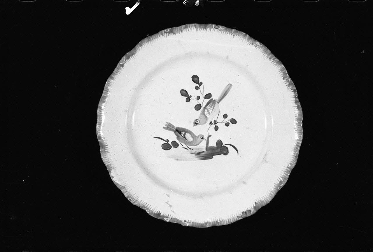 Alain Guey photographie Assiette plate à faïence en décor peint datée du 19è siècle. Provient de Sarreguemines (Moselle) Ile-de-France, France 1973/6/12 Ph.1973.89.136 Photo