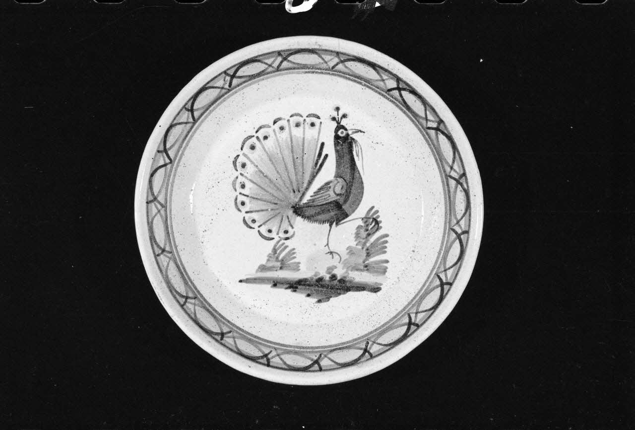 Alain Guey photographie Assiette calotte en faïence décor au pinceau. Provient de Saintonge (Charente-Maritime). Daté du 19è siècle Ile-de-France, France 1973/6/12 Ph.1973.89.138 Photo