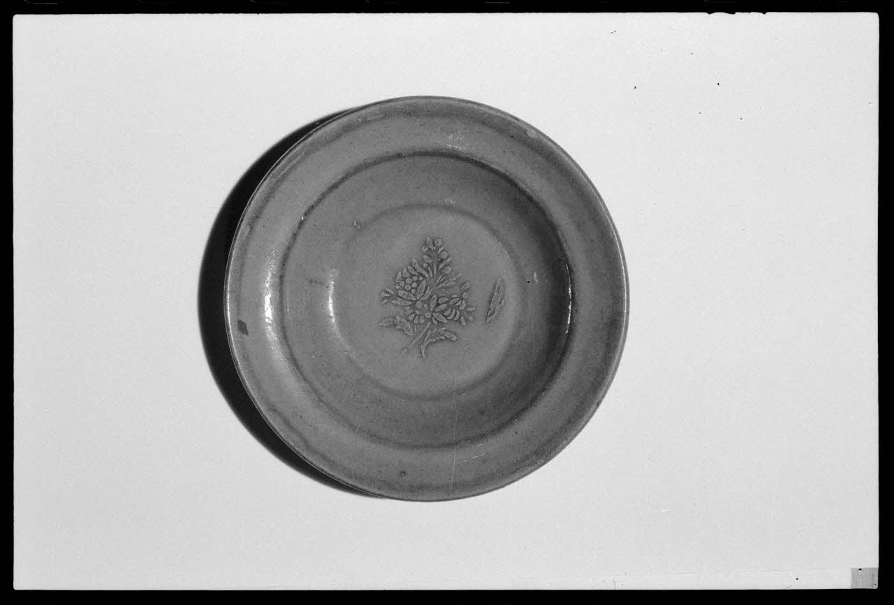 Alain Guey photographie Assiette creuse en terre vernissée. Provient d'Archingeay (Charente-Maritime). Datée du 19è siècle Ile-de-France, France 1973/5/1 Ph.1973.89.14 Photo