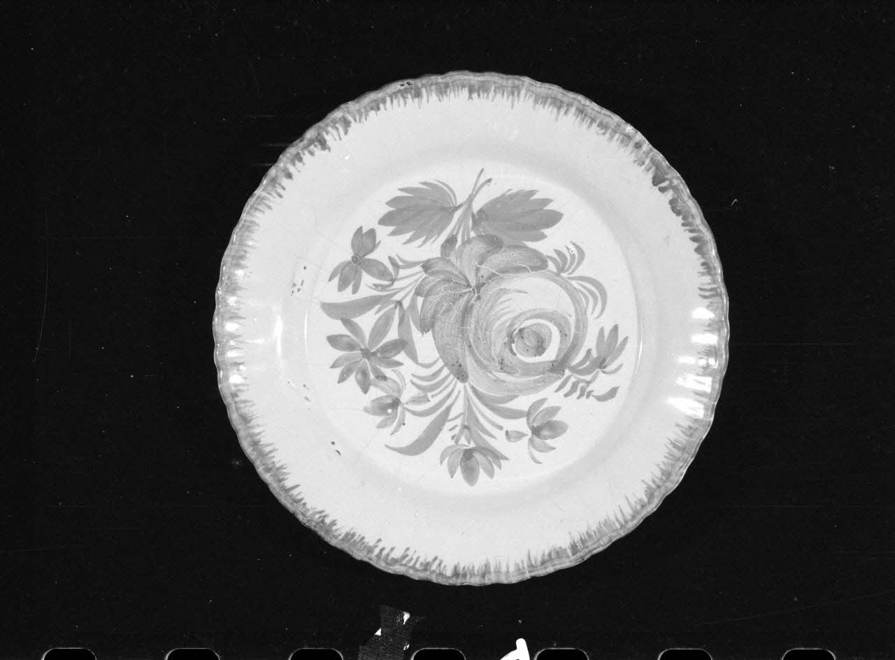 Alain Guey photographie Assiette plate en faïence décorée au pinceau. Daté du 19è siècle Ile-de-France, France 1973/6/12 Ph.1973.89.140 Photo
