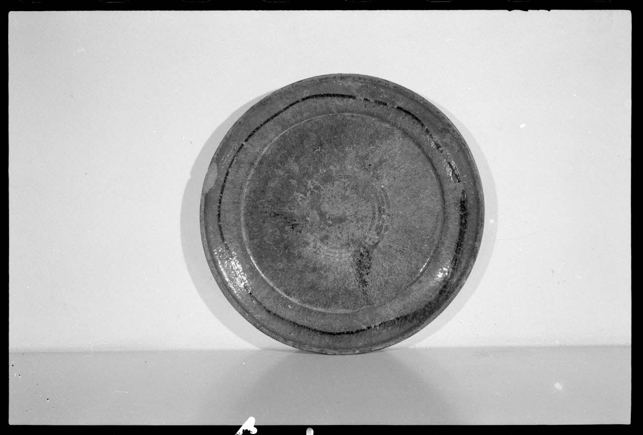 Alain Guey photographie Plat rond à croustades en terre vernissée. Daté du 19è siècle Ile-de-France, France 1973/6/12 Ph.1973.89.144 Photo