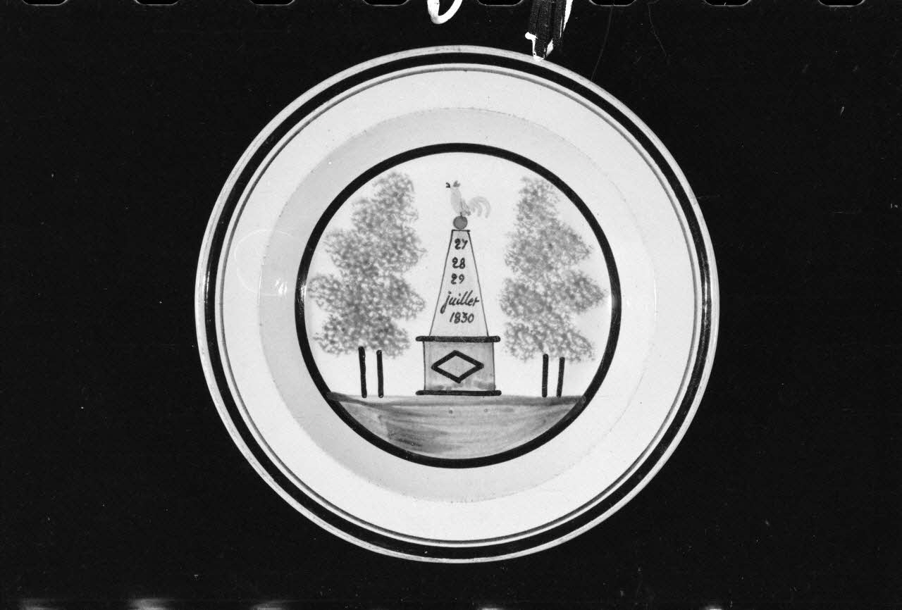 Alain Guey photographie Assiette creuse en faïence. Datée du 19è siècle. Provient de Paris Ile-de-France, France 1973/6/12 Ph.1973.89.149 Photo