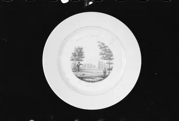Alain Guey photographie Assiette plate en porcelaine peinte. Datée du 19è siècle Ile-de-France, France 1973/6/12 Ph.1973.89.150 Photo