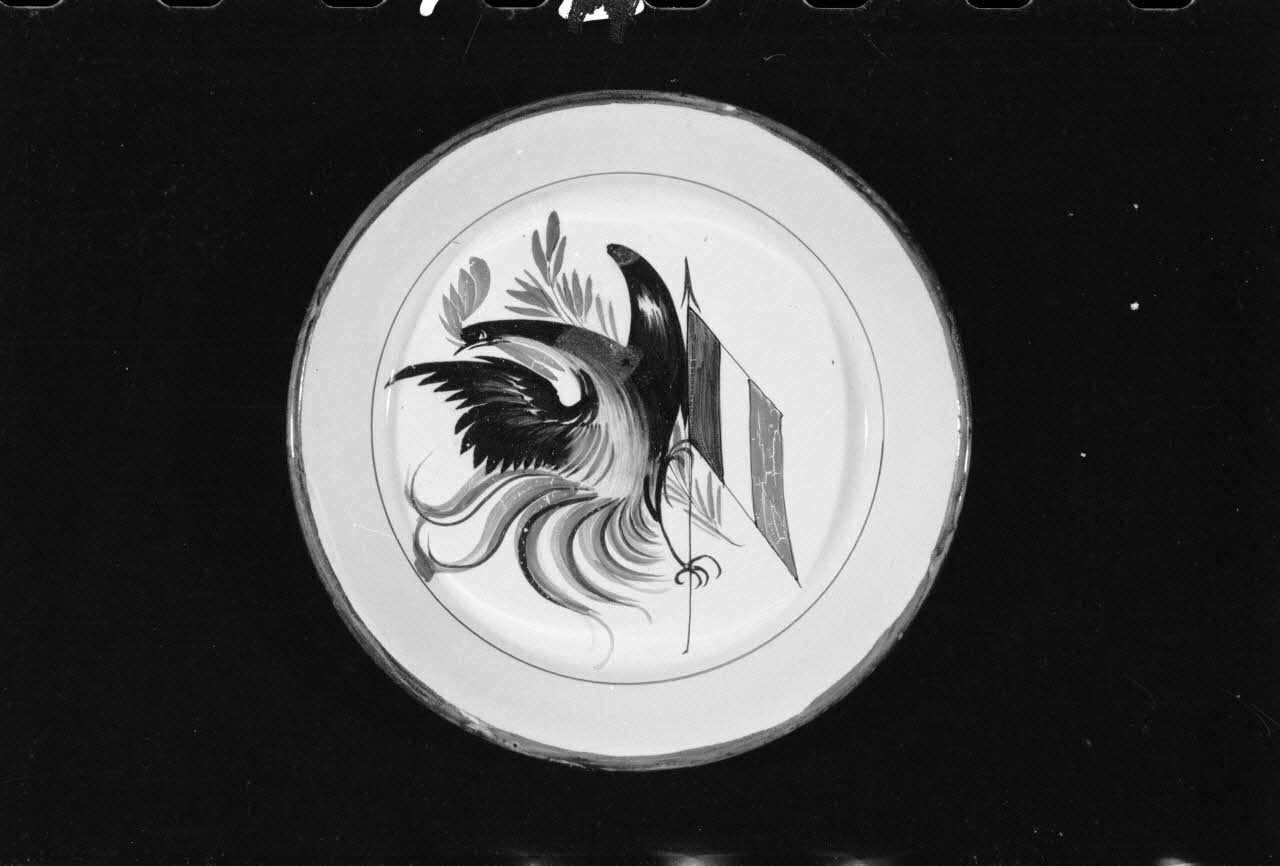 Alain Guey photographie Assiette calotte en faïence décorée au pinceau provenant de Marans. Datée vers 1848 Ile-de-France, France 1973/6/12 Ph.1973.89.151 Photo