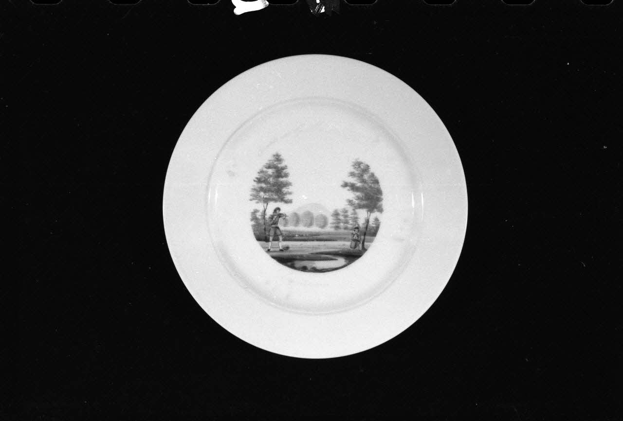Alain Guey photographie Assiette plate en porcelaine peinte datée du 19è siècle Ile-de-France, France 1973/6/12 Ph.1973.89.157 Photo