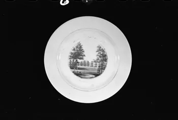 Alain Guey photographie Assiette plate en porcelaine peinte datée du 19è siècle Ile-de-France, France 1973/6/12 Ph.1973.89.158 Photo