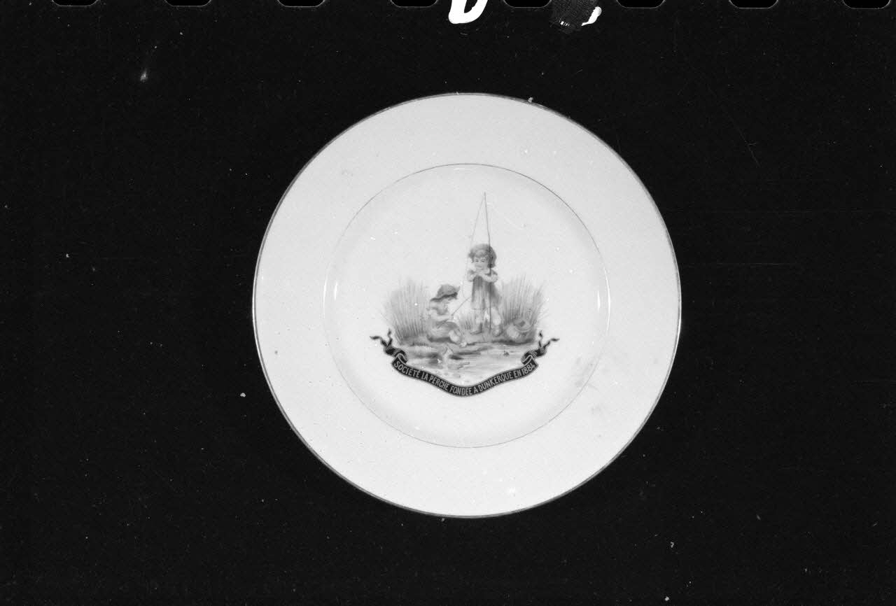 Alain Guey photographie Assiette plate en porcelaine peinte datée de la fin du 19è/début du 20è siècle. Provient de Paris Ile-de-France, France 1973/6/12 Ph.1973.89.159 Photo