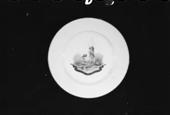 Alain Guey photographie Assiette plate en porcelaine peinte datée de la fin du 19è/début du 20è siècle. Provient de Paris Ile-de-France, France 1973/6/12 Ph.1973.89.159  Photo