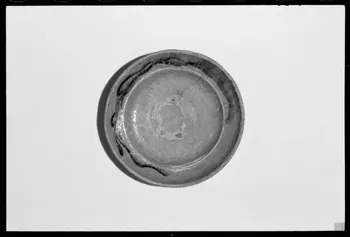 Alain Guey photographie Assiette en terre vernissée. Provient d'Archingeay (Charente-Maritime). Datée du 19è siècle Ile-de-France, France 1973/5/1 Ph.1973.89.16 Photo