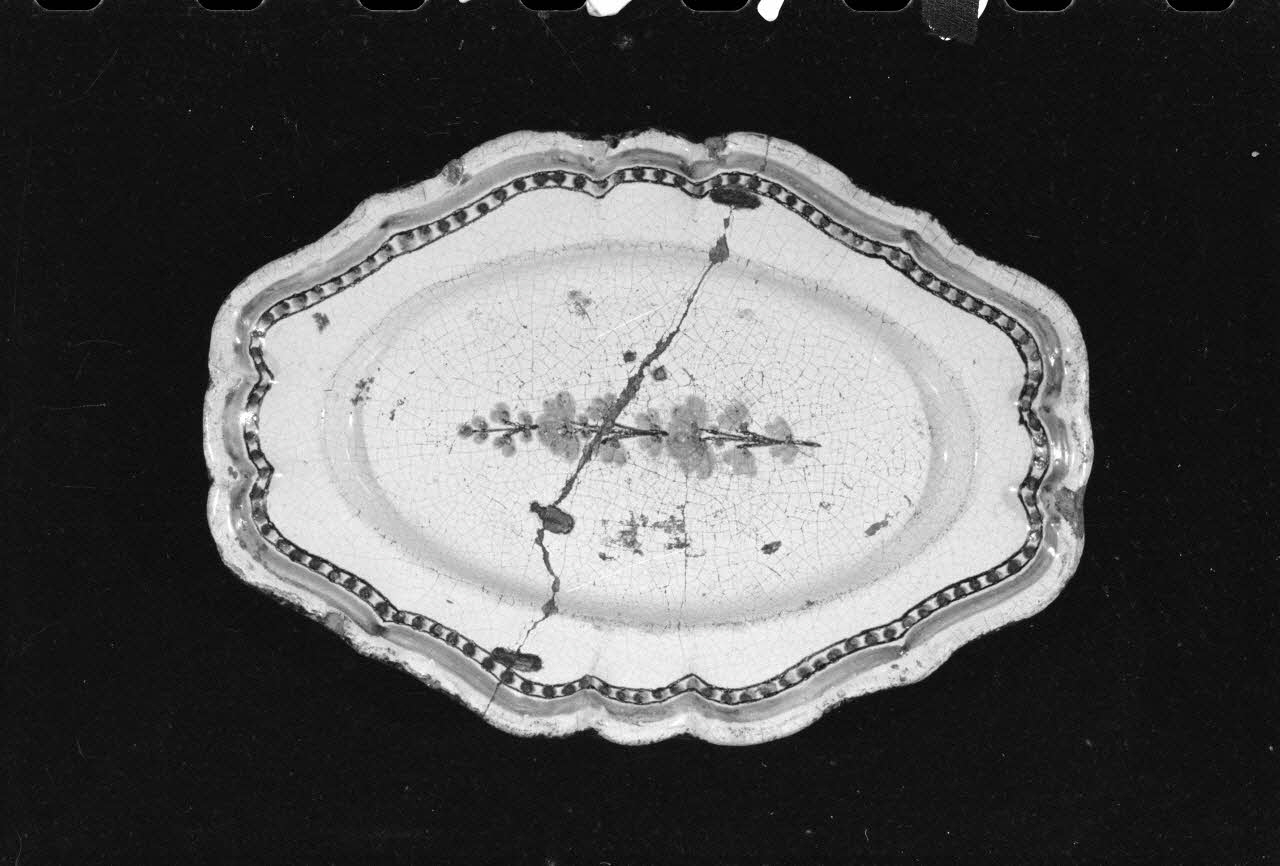Alain Guey photographie Plat ovale en terre vernissée daté de la première moitié du 19è siècle. Provient du Puy-de-Dôme Ile-de-France, France 1973/6/12 Ph.1973.89.161 Photo
