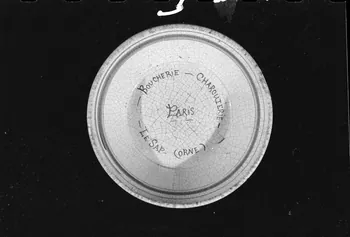 Alain Guey photographie Plat ovale en faïence décorée au pinceau et daté du 19è siècle Ile-de-France, France 1973/6/12 Ph.1973.89.165 Photo