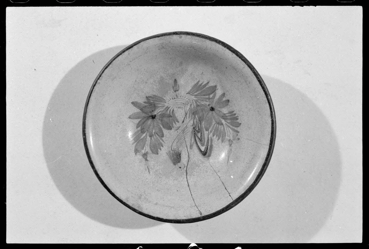 Alain Guey photographie Petit saladier en faïence émaillée daté du 19è siècle Ile-de-France, France 1973/6/12 Ph.1973.89.166 Photo