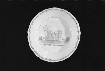 Alain Guey photographie Assiette calotte en faïence datée du 19. Provient de Choisy-le-Roi Ile-de-France, France 1973/7/21 Ph.1973.89.168 Photo