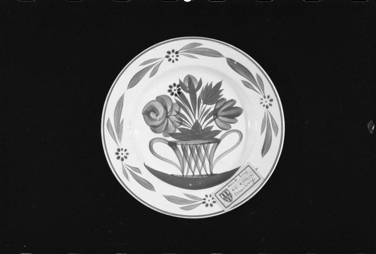 Alain Guey photographie Assiette à décor de corbeille de fleurs provenant de Sarreguemines. Datée de la fin du 19è siècle Ile-de-France, France 1973/7/21 Ph.1973.89.180 Photo