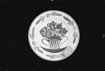 Alain Guey photographie Assiette à décor de corbeille de fleurs provenant de Sarreguemines. Datée de la fin du 19è siècle Ile-de-France, France 1973/7/21 Ph.1973.89.180  Photo
