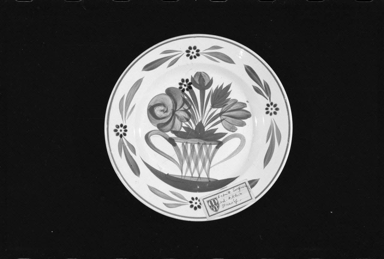 Alain Guey photographie Assiette à décor floral provenant de Sarreguemines. Datée de la fin du 19è siècle Ile-de-France, France 1973/7/21 Ph.1973.89.182 Photo