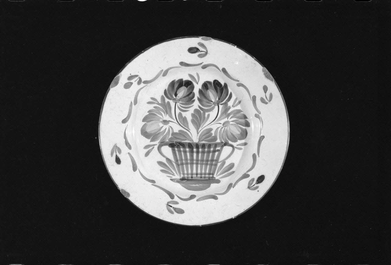 Alain Guey photographie Assiette plate en faïence à décor floral provenant de Saint-Clément. Daté du 19è siècle Ile-de-France, France 1973/7/21 Ph.1973.89.188 Photo