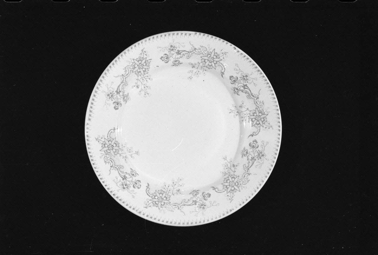 Alain Guey photographie Assiette plate en faïence à décor floral provenant de Luneville. Daté du 19è siècle Ile-de-France, France 1973/7/21 Ph.1973.89.195 Photo