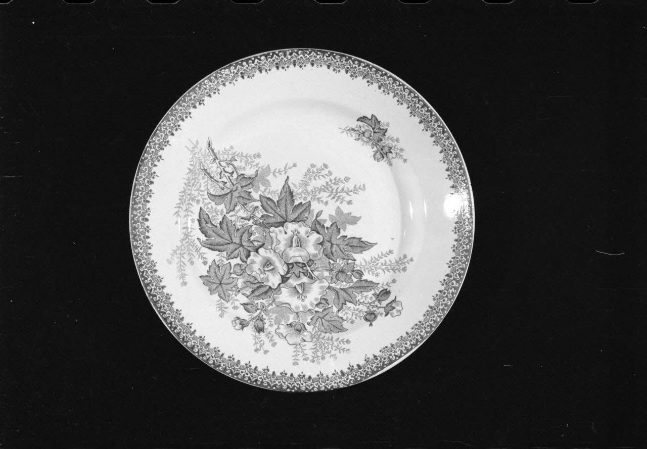 Alain Guey photographie Assiette plate à décor floral provenant de Choisy-le-Roi. Daté du 19è siècle Ile-de-France, France 1973/7/21 Ph.1973.89.196 Photo