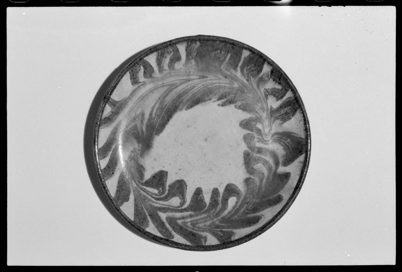 Alain Guey photographie "Viromelette".Assiette à pied en terre émaillée datée du 19è siècle. Provient de Vallauris (Alpes-Maritimes) Ile-de-France, France 1973/5/1 Ph.1973.89.2  Photo