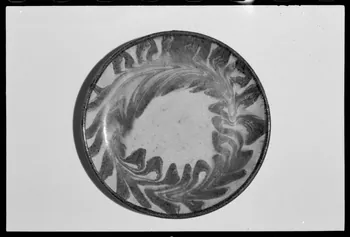 Alain Guey photographie "Viromelette".Assiette à pied en terre émaillée datée du 19è siècle. Provient de Vallauris (Alpes-Maritimes) Ile-de-France, France 1973/5/1 Ph.1973.89.2 Photo