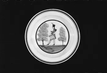 Alain Guey photographie Assiette plate en faïence provenant de Tours. Décoré d'un tambour. Daté du 19è siècle Ile-de-France, France 1973/7/21 Ph.1973.89.201 Photo