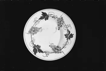 Alain Guey photographie Assiette creuse en faïence à décor de raisins. Provient de Sarreguemines. Datée du 19è siècle Ile-de-France, France 1973/7/21 Ph.1973.89.202 Photo