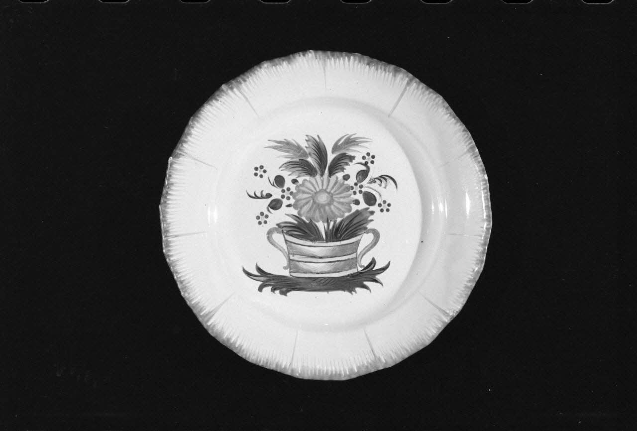 Alain Guey photographie Assiette plate en faïence datée du début du 19è siècle. Provenance attribuée à Isselettes Ile-de-France, France 1973/7/21 Ph.1973.89.204 Photo