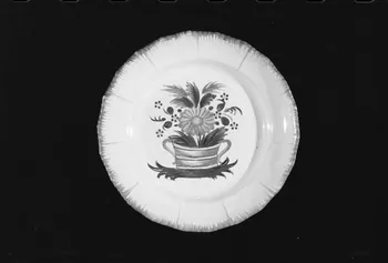 Alain Guey photographie Assiette plate en faïence datée du début du 19è siècle. Provenance attribuée à Isselettes Ile-de-France, France 1973/7/21 Ph.1973.89.204  Photo