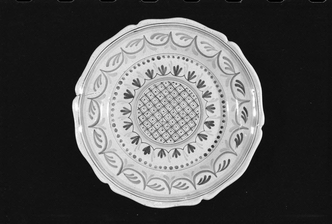 Alain Guey photographie Plat rond en faïence daté du 19è siècle. Provient de Quimper? Ile-de-France, France 1973/7/21 Ph.1973.89.207 Photo